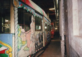 Foto einer historischen Straßenbahn im Straßenbahndepot in Augsburg