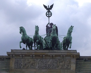 Foto der Quadrilla auf dem Brandenburger Tor in Berlin