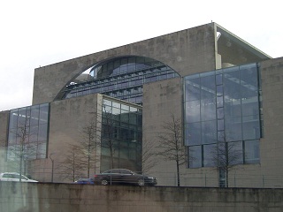 Foto vom Bundeskanzleramt in Berlin von der Spree aus gesehen