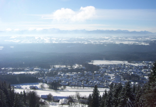 Blick auf das verschneite Hohenpeißenberg